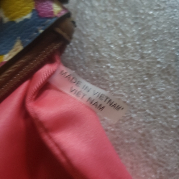 LOW START Coach Peyton Floral Medium Wristlet - Picture 10 of 14